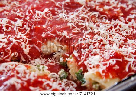 Manicotti in einer Pfanne