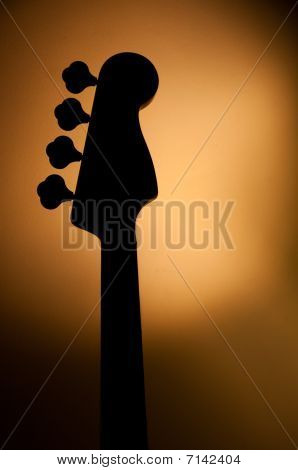4-string jazz bass silhouette elszigetelt háttér fény