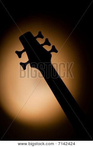 Öt basszusgitár árnyék sárga háttérrel