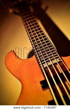 elszigetelt 5 húros basszusgitár