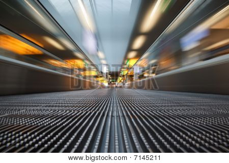 Escaleras mecánicas del aeropuerto