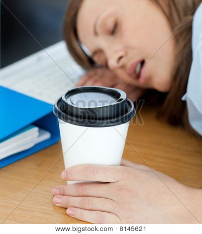 Languida donna dorme sul tavolo In ufficio