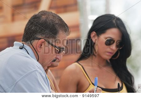 Fernando Fiore tegn autografer