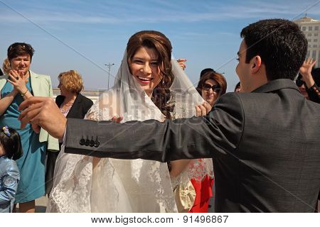 Ashgabad, Turkmenistan - May 15, 2013. The Bride And Groom Dancing In Front Of The Wedding's Palace.
