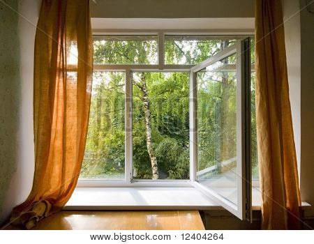 Kunststoff-Fenster eröffnet im Zimmer mit Blick auf grüne Bäume