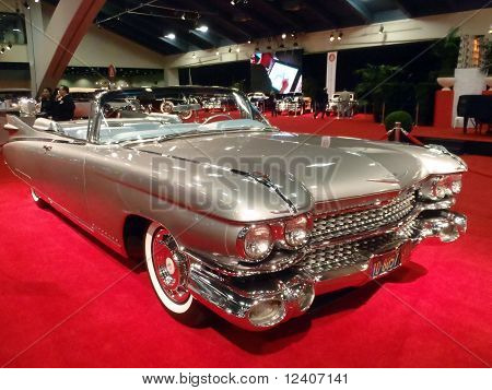 Cadillac convertibile classico auto brilla sul Display funzione alette sul retro