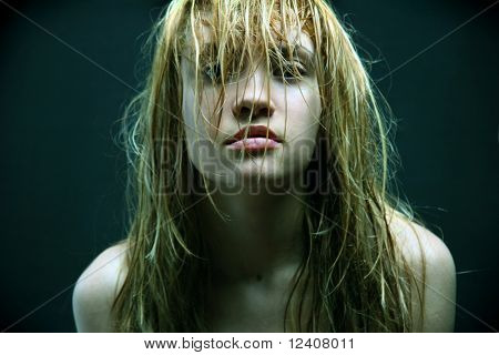 schönes Mädchen mit nassen Haaren.