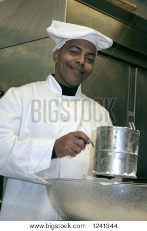 African American mandlige Baker sigtning mel grinende Mischieviousl