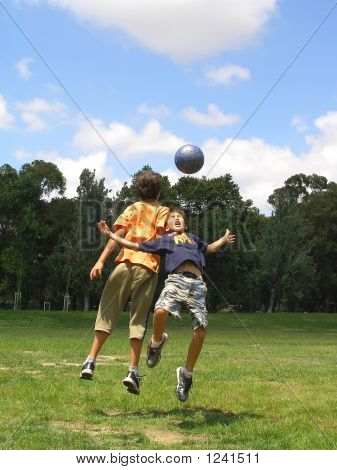Twee jongens spelen voetbal