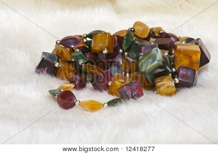 Boncuk beyaz kürk üzerinde
