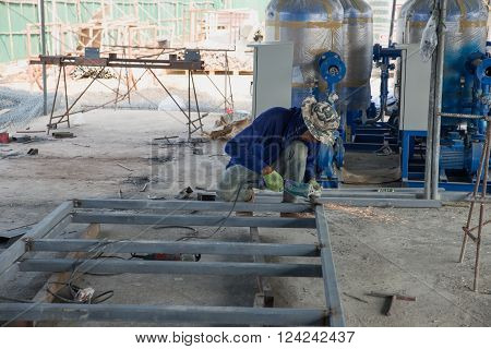 One Man Workers Cut Iron Frame