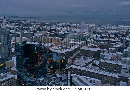 Центр города Таллина от выше в зимний рассвет