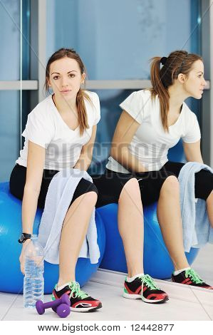Žena pít vodu při Fitness cvičení