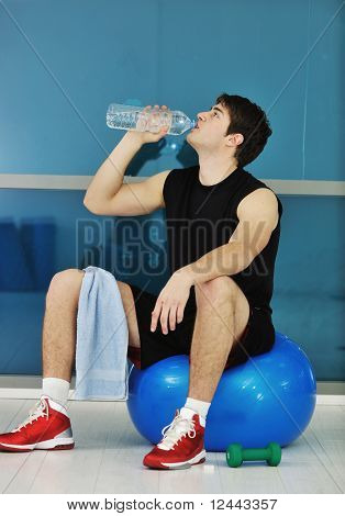 Muž pít vodu při Fitness cvičení