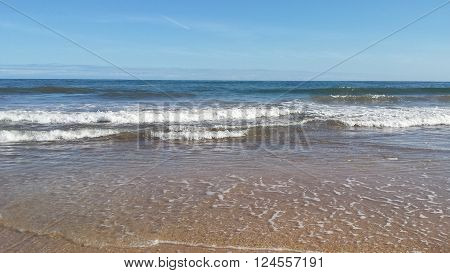 just perfect picture in the perfect time ,no humain or animal there just the blus sky,clean waves.