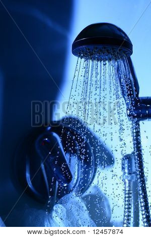 新鲜淋浴