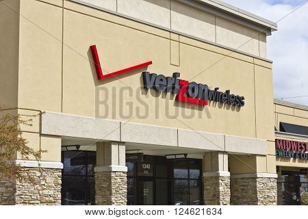 Indianapolis - Circa April 2016: Verizon Wireless Retail Location. Verizon is One of the Largest Communication Technology Companies II