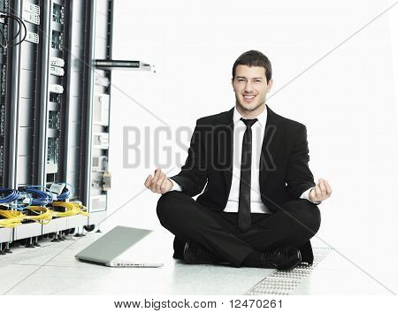 Business Man Praxis Yoga auf Netzwerk-Server-Raum