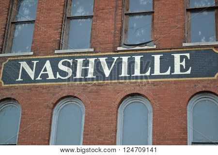 walking the streets of downtown nashville tennessee