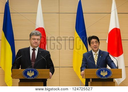 Petro Poroshenko And Shinzo Abe