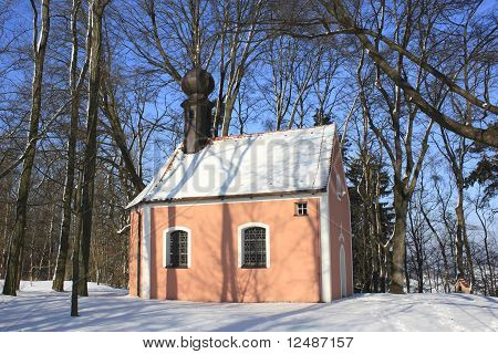 lille kirke i vinter
