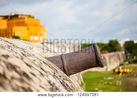 Ancient cannon pointing towards Cerro de la Popa