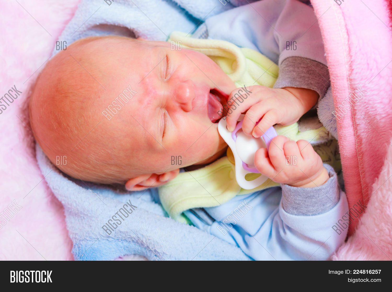 baby screaming in pain teething