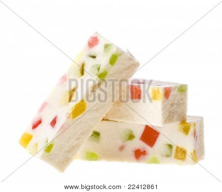  Souffle หวานกับก้อน marmalade แยกต่างหากบนพื้นสีขาว