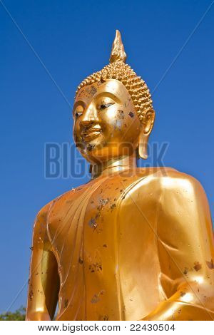 Estatua de Buda de oro