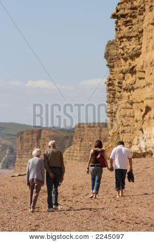 Zwei Paare zu Fuß am Strand