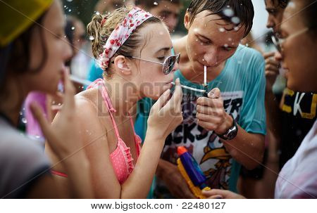SAMARA, Rusya Federasyonu - 24 Temmuz: ıslak gençlerin su birbirine su savaşları flash-mafya sırasında Fırlatma 