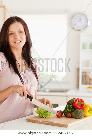Vegetabels スライス女性の笑みを浮かべてください。