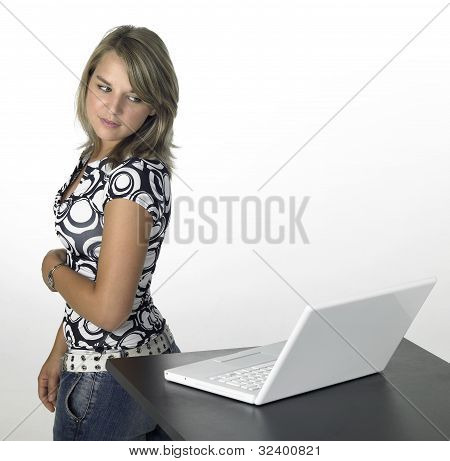 Schattig meisje blijkt uit de buurt van Laptop