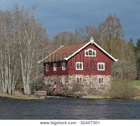 Casita al lado del agua