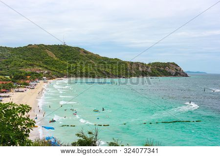 2019 September 06. Pattaya Thailand. Clowd Of Tourists Enjoying With Natural Sea Wave On The Beach A