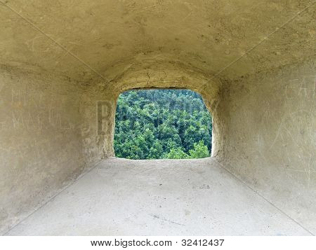 Bir taş duvar bir pencerede