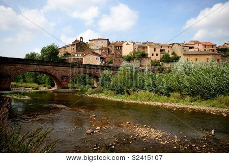 Puente de piedra que conduce a una pequeña ciudad