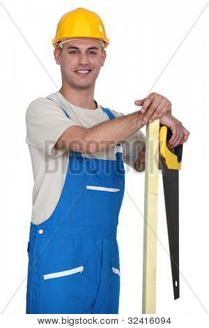 Handwerker mit Säge und Holz Latten