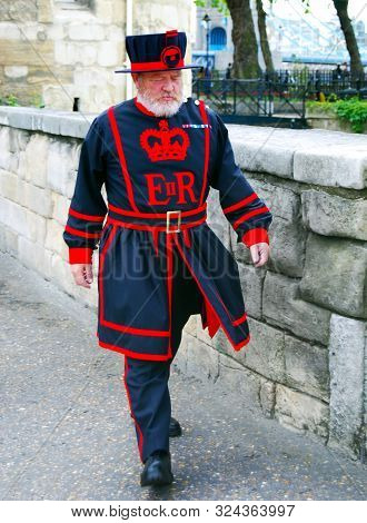 London / England Uk - Agoust 22, 2008: Beefeater Or Yeomen Warder, Ceremonial Guard Of The Tower Of 
