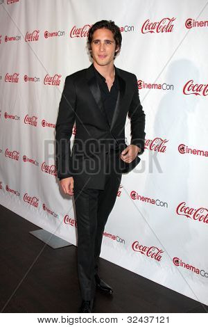 LAS VEGAS - APR 26: Diego Boneta ankommer til CinemaCon 2012 Talent Awards på Caesars Palace på A