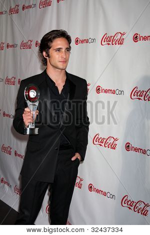LAS VEGAS - APR 26: Diego Boneta ankommer til CinemaCon 2012 Talent Awards på Caesars Palace på A