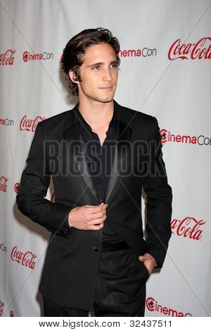LAS VEGAS - APR 26: Diego Boneta ankommer til CinemaCon 2012 Talent Awards på Caesars Palace på A