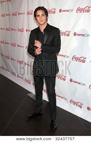 LAS VEGAS - APR 26: Diego Boneta ankommer til CinemaCon 2012 Talent Awards på Caesars Palace på A