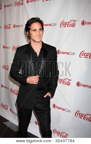 LAS VEGAS - APR 26: Diego Boneta ankommer til CinemaCon 2012 Talent Awards på Caesars Palace på A