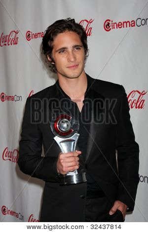LAS VEGAS - APR 26: Diego Boneta ankommer til CinemaCon 2012 Talent Awards på Caesars Palace på A