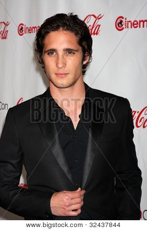 LAS VEGAS - APR 26: Diego Boneta ankommer til CinemaCon 2012 Talent Awards på Caesars Palace på A