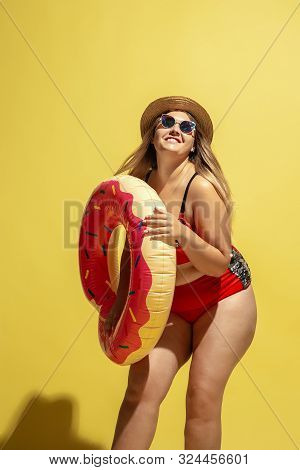 Young Caucasian Plus Size Female Models Preparing For Beach Resort On Yellow Background. Woman In Re