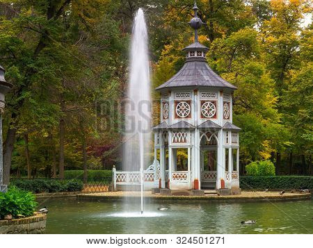 Aranjuez, Madrid, Spain- November 6, 2018: The Pond Of The Chinescos Is An Artificial Lake, A Greek-