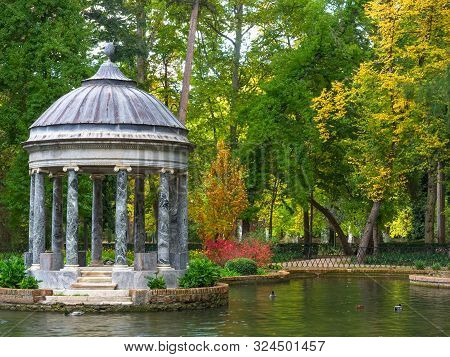 Aranjuez, Madrid, Spain- November 6, 2018: The Pond Of The Chinescos Is An Artificial Lake, A Greek-