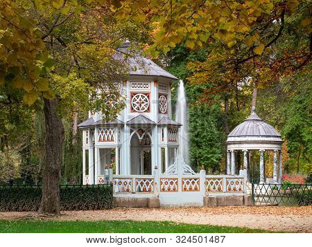 Aranjuez, Madrid, Spain- November 6, 2018: The Pond Of The Chinescos Is An Artificial Lake, A Greek-